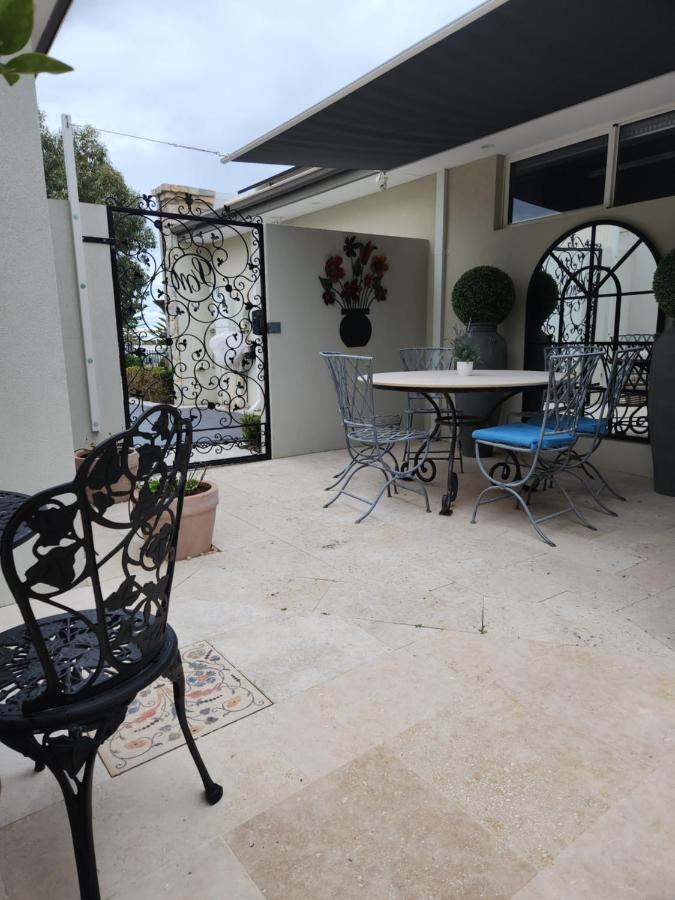 Lavender Manor Bnb Bed & Breakfast Alkimos Bagian luar foto
