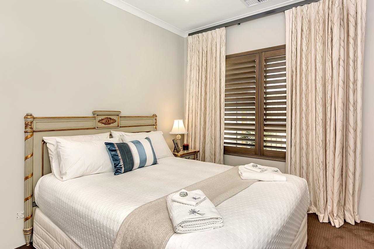 Lavender Manor Bnb Bed & Breakfast Alkimos Bagian luar foto